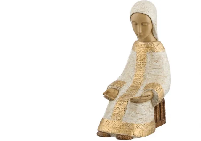 Marie assise, façonnée par les Petites Soeurs du Monastère de Bethléem de Mougères https://www.artisanatmonastique.com/vierge-marie.htm