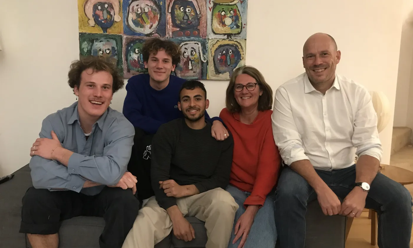 Muneer entouré de Claire, Frédéric et deux de leurs enfants. © DR