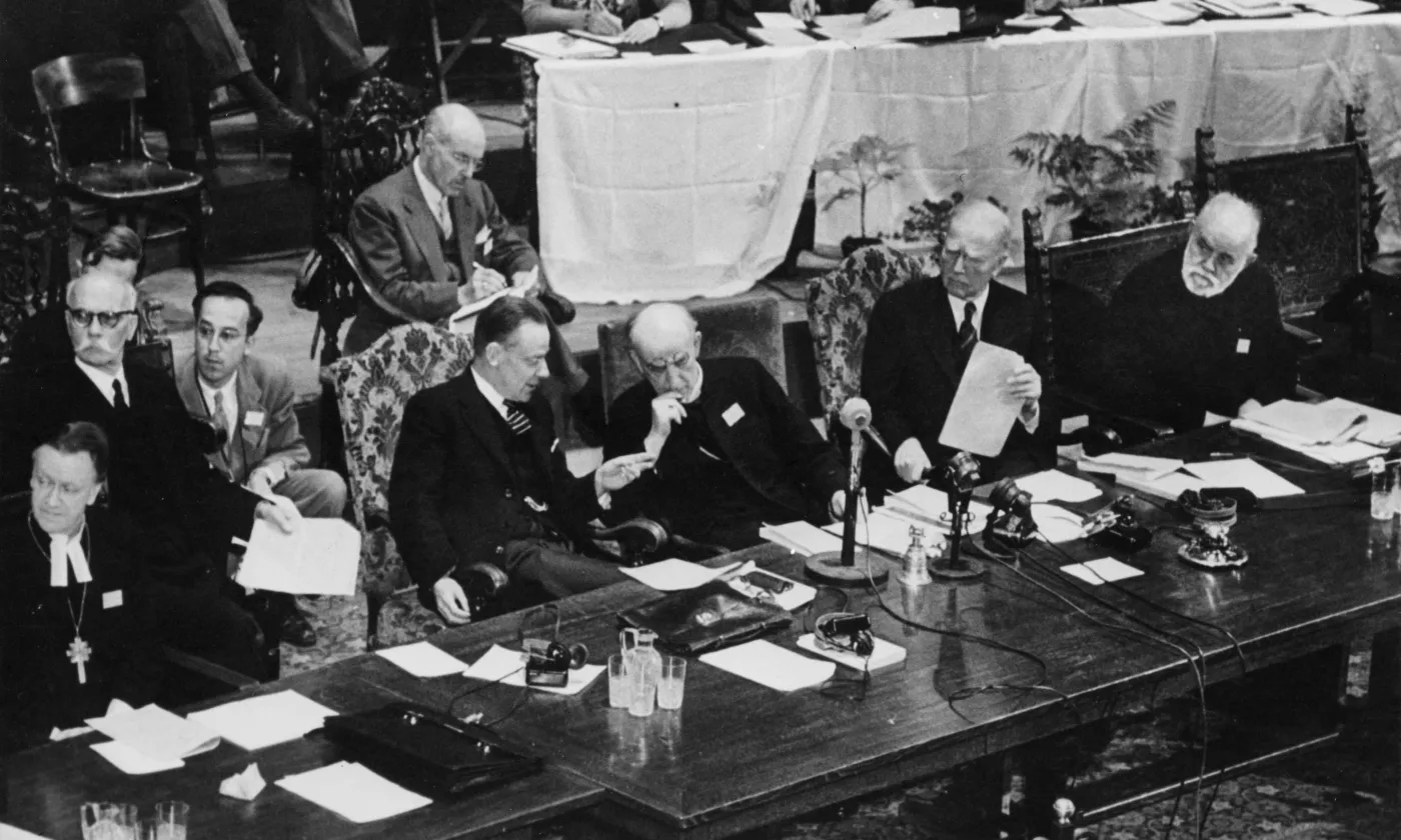 Assemblée constitutive d'Amsterdam, 1948. De gauche à droite : Willem Adolf Visser't Hooft (Hollande), Geoffrey Fisher, Archevêque de Canterbury (Grande-Bretagne), John Mott (USA) et l'Archevêque de l'Eglise orthodoxe de Grèce Germanos Strenopoulos © World Council of Churches (COE)